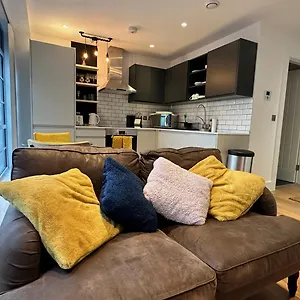 Modern & Stylish 1 Bedroom Flat Apartment