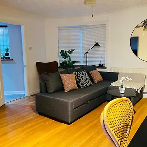  Holiday home Irene By Koya Homes - 2-bedroom Bungalow, Centre & Free Parking United Kingdom