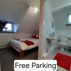  Apartment Entire Victoria Park With Free Street Parking Bus 17 And 18 Direct To Centre, Fast Free Wi-fi United Kingdom